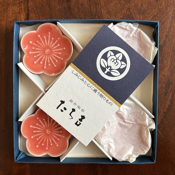 NIB Japanese Set of 4 Coral Porcelain Flower Chopstick Holders - Picture 4 of 4